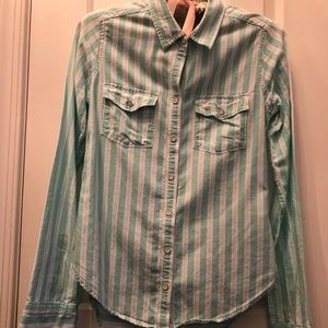 EUC ☀️ Hollister Button Up